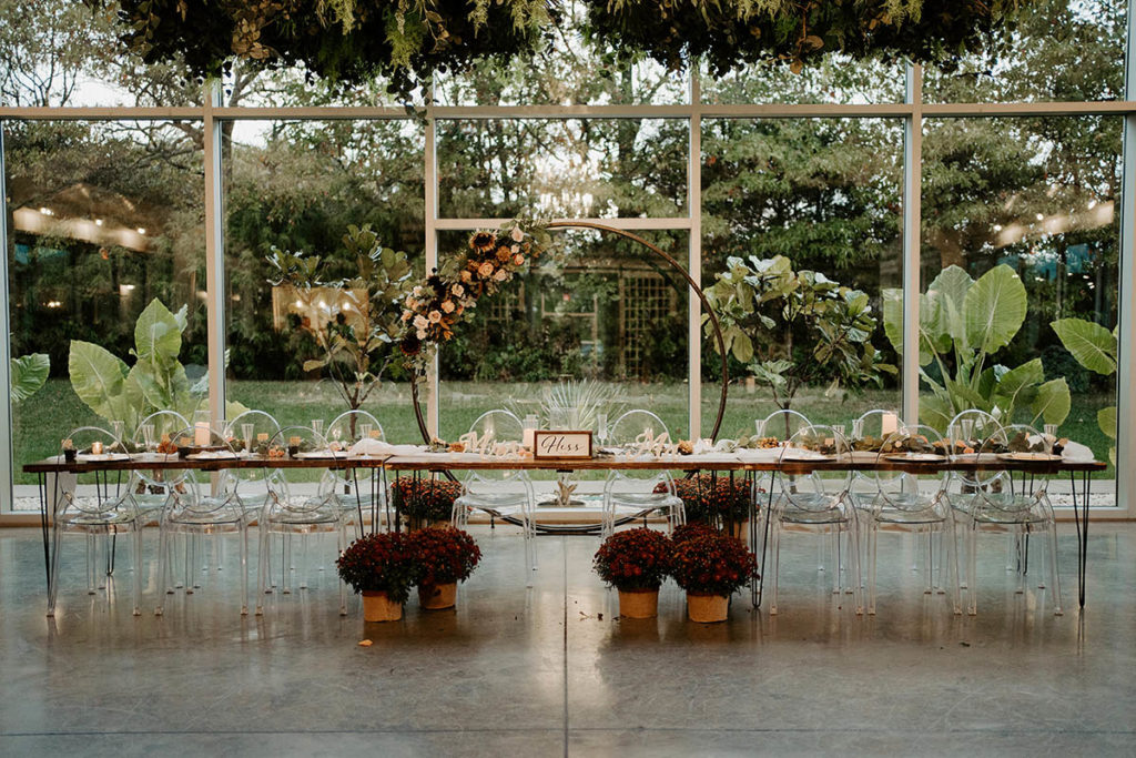 Head table adorned with fall wedding flowers