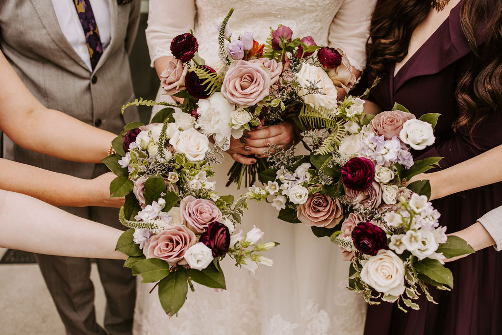 Purple and cream bouquets in the shape of a horseshoe